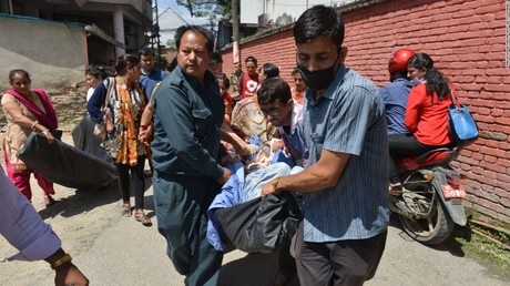 Người dân Nepal đổ xô ra đường sau trận động đất 7,3 độ richter - 2 Người dân Nepal đổ xô ra đường sau trận động đất 7,3 độ richter
