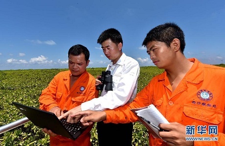 Trung Quốc kiểm tra và sửa chữa phao nổi phi pháp tại Hoàng Sa - 6 Hương Giang