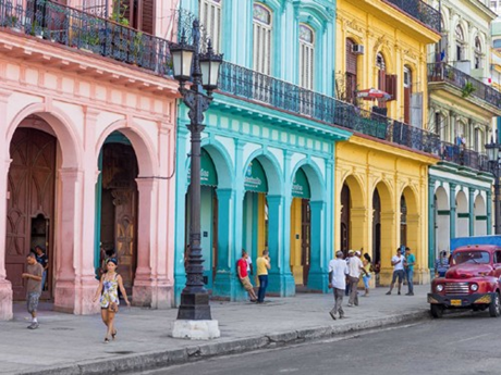 Các tòa nhà san sát đan xen sắc màu tại quận Havana cổ ở thủ đô Havana. 