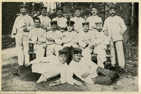 Một trong những bức hình của Hitler mà Harris tìm thấy. (Ảnh: 