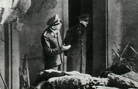 Bức ảnh cuối cùng của Adolf Hitler trước khi tự sát - 1 Tấm hình được cho là cuối cùng chụp Hitler trước khi tự sát. (Ảnh: