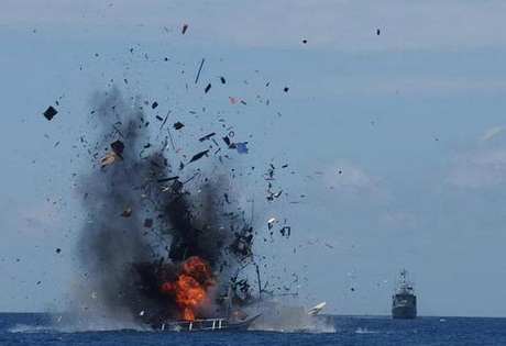 Indonesia lần đầu cho nổ tàu cá 300 tấn của Trung Quốc. (Ảnh: