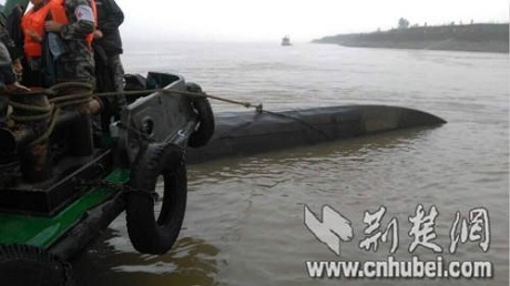 Cứu hộ cắt thân tàu, giải cứu người mắc kẹt - 1 Đội cứu hộ buộc dây quanh thân tàu gặp nạn. (Ảnh: