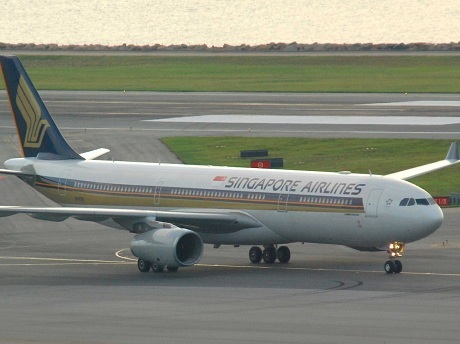 Hai động cơ cùng chết máy, phi cơ Singapore đột ngột rơi 4.000 m - 1 Hai động cơ của một phi cơ thuộc hãng Singapore Airlines cùng chết máy. (Ảnh:BI)