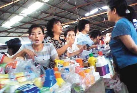 Các phụ nữ bán hàng trong một khu chợ Triều Tiên. Ảnh chụp năm 2012. (Ảnh: