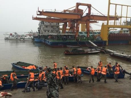 Thủ tướng Trung Quốc đích thân chỉ huy cứu hộ tàu chìm - 7 Hơn 50 con tàu và 3.000 nhân lực đã được huy động tham gia vào công tác cứu hộ. (Ảnh: