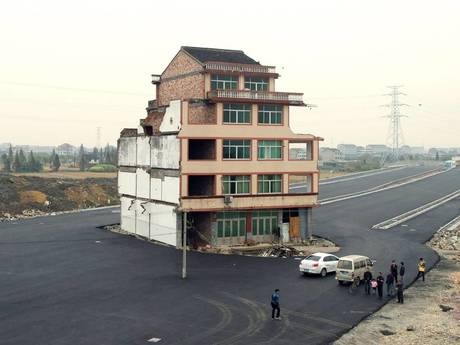 Những "ngôi nhà đinh" gan lì nằm giữa đường phố Trung Quốc - 1 Những ngôi nhà đinh gan lì nằm giữa đường phố Trung Quốc