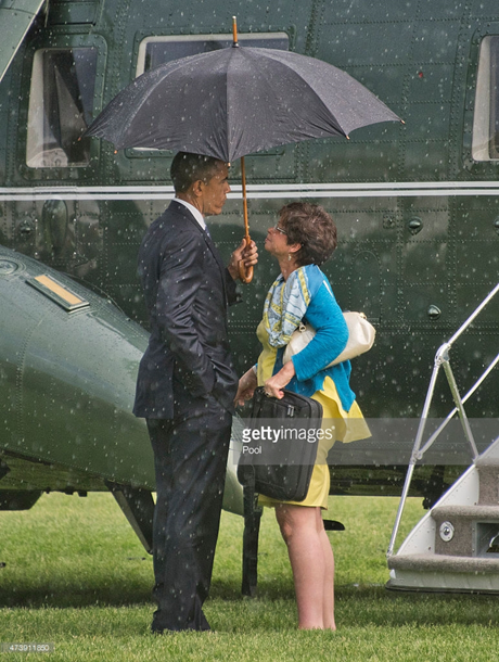 Tổng thống Obama đứng nói chuyện với 