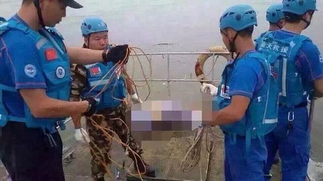 Nhân chứng kể lại vụ chìm tàu chở 458 người trên sông Trường Giang - 2 Đội cứu hộ trục vớt một thi thể. (Ảnh: