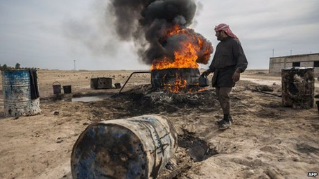 Dầu mỏ ở Đông Syria là một nguồn thu chính của IS. (Ảnh: