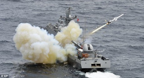 Hàn Quốc bất ngờ tập trận bắn đạn thật, đối phó Triều Tiên - 1 Chiến hạm Hàn Quốc tham gia diễn tập bắn đạn thật. (Ảnh: AP)