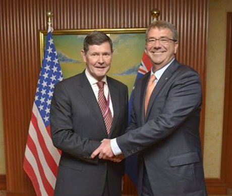 Bộ trưởng Quốc phòng Úc Kevin Andrews (trái) và người đồng cấp Mỹ Ashton Carter. (Ảnh: