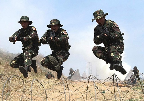 Trung Quốc sắp diễn tập bắn đạn thật tại khu vực giáp giới Myanmar - 1 Binh lính Trung Quốc trong một cuộc tập trận. (Ảnh: