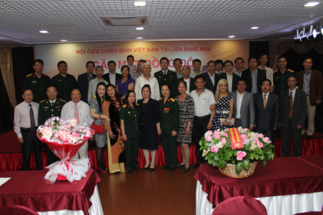 Anh chị em cựu chiến binh Việt Nam tại Nga chụp ảnh kỉ niệm với các đại biểu.