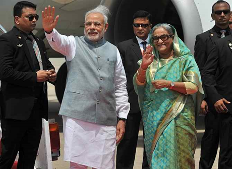 Thủ tướng Ấn Độ Narendra Modi và người đồng cấp Bangladesh Sheikh Hasina. (Ảnh: