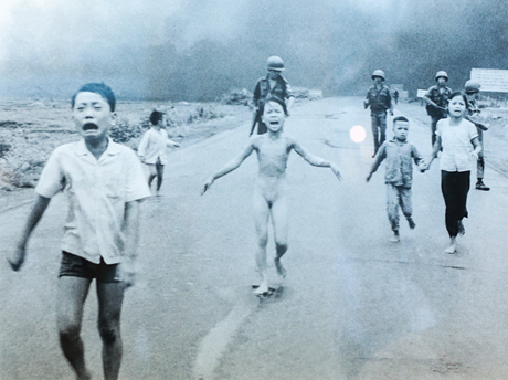 Một người phụ nữ Việt Nam bị kề súng vào đầu. 