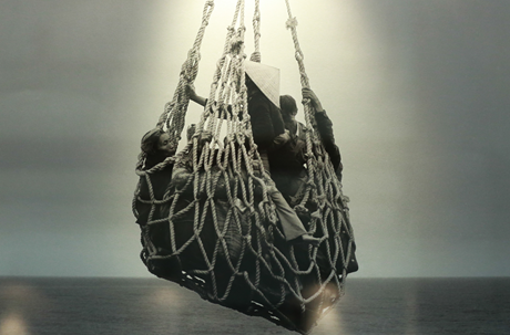 Một người phụ nữ Việt Nam bị kề súng vào đầu. 