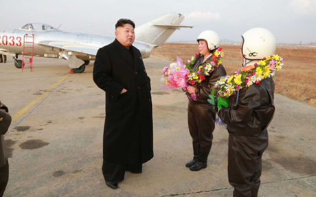 Ông Kim Jong Un tặng hoa cho 2 nữ phi công đầu tiên của Triều Tiên hồi cuối năm 2014. (Ảnh: