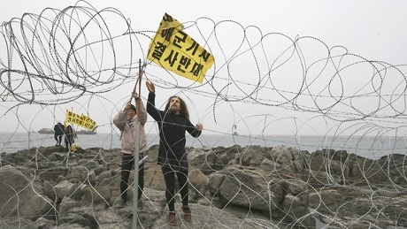 Bóng ma cuộc chiến quyền lực Mỹ - Hàn - Trung vẫn ám ảnh dân Jeju - 1 Người biểu tình treo biểu ngữ phản đối phía trước dự án căn cứ hải quân Mỹ (Ảnh: