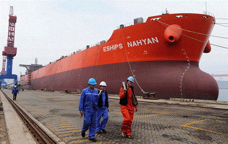 Các công nhân Trung Quốc làm việc tại xưởng đóng tàu Qingdao Beihai. (Ảnh: