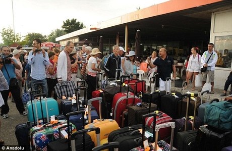 Hàng trăm hành khách may mắn được sơ tán an toàn.