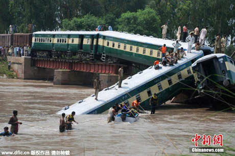 Cầu bất ngờ sập khiến một đoàn tàu bị rơi xuống kênh đào. (Ảnh: