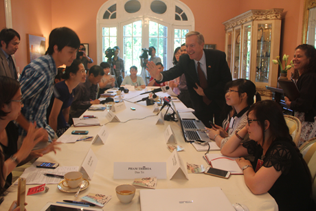 Đại sứ Ted Osius trong buổi họp báo tại Đại sứ quán Mỹ tại Hà Nội. (Ảnh: