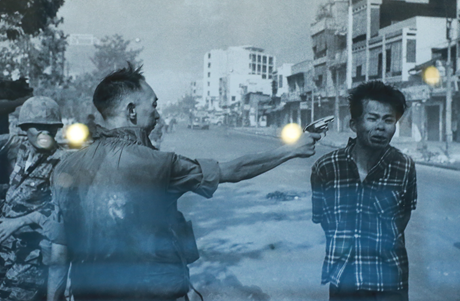 Một người phụ nữ Việt Nam bị kề súng vào đầu. 