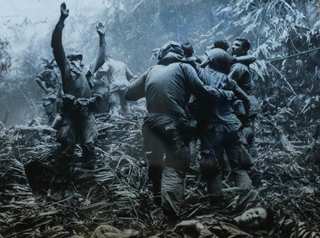 Những người lính đang trợ giúp đồng đội bị thương tại Huế tháng 4/1968.