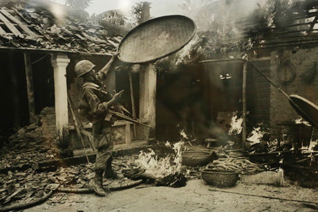 Một người lính ném thúng gạo vào lửa khi tới Tam Kỳ hồi tháng 10/1967.