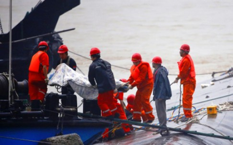 Đội cứu hộ trục vớt một thi thể dưới làn nước sông Trường Giang. (Ảnh: