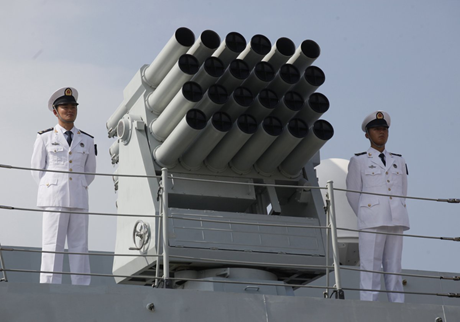 Hải quân Trung Quốc trên tàu khu trục tên lửa dẫn đường Yuncheng (571). (Ảnh: