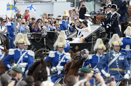 Cặp đôi rạng rỡ trong lễ cưới.