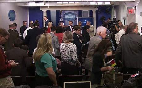 Các phóng viên sơ tán khỏi văn phòng họp báo. (Ảnh: