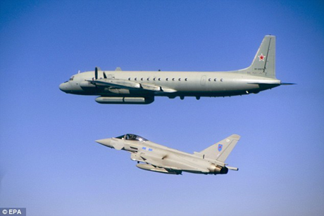 Máy bay Typhoon (dưới) đang áp sát máy bay do thám Il-20M Coot của Nga trong ngày 8/6. (Ảnh: