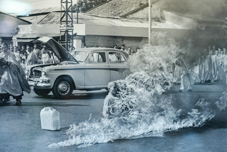 Hòa thượng Thích Quảng Đức tự thiêu tại Sài Gòn.