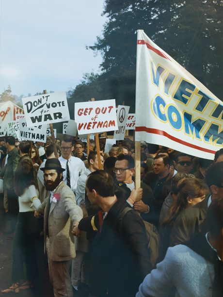 Những người biểu tình phản đối chiến tranh Việt Nam tại California, Mỹ vào tháng 12/1965.