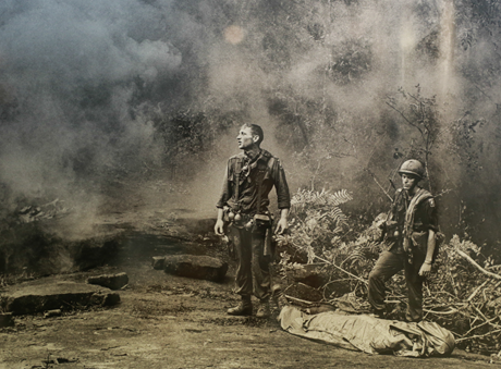 Một lính Mỹ nhìn lên trời tìm máy bay cứu thương sau một trận đánh ở Long Khánh vào tháng 10/1966.