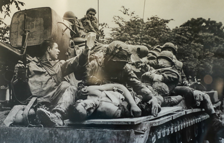 Thủy quân lục chiến Mỹ chở những người lính bị thương trên đường phố Huế vào tháng 12/1968.