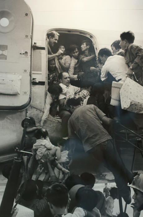 Thủy quân lục chiến Mỹ chở những người lính bị thương trên đường phố Huế vào tháng 12/1968.