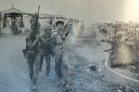 Lính Mỹ giải một người lính Quân giải phóng đi tại ngoại thành Biên Hòa vào tháng 2/1969.