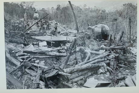 Một người lính cởi trần lắp đặt khẩu pháo tại Thung lũng A Sầu- Huế vào tháng 4/1968.