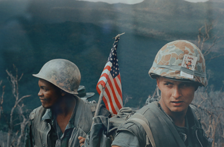 Thủy quân lục chiến Mỹ trên đường di chuyển. Ảnh chụp vào tháng 12/1969.