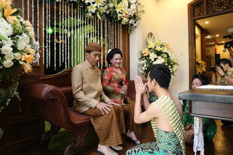 Con trai Tổng thống Indonesia kết hôn với hoa khôi - 6 Anh Gibran cúi lạy bố mẹ trong một nghi thức trước ngày cử hành hôn lễ.
