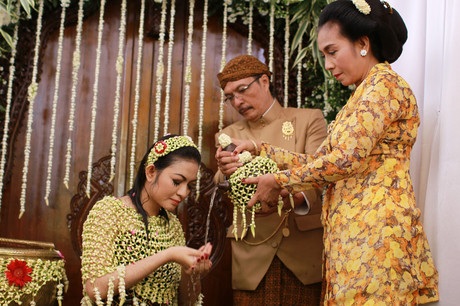 Con trai Tổng thống Indonesia kết hôn với hoa khôi - 7 Cô dâu hoa khôi xinh đẹp Selvi được bố mẹ tiến hành gột rửa trước khi về nhà chồng.