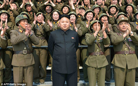 Nhà lãnh đạo Kim Jong-un và các sỹ quan quân đội Triều Tiên. (Ảnh: