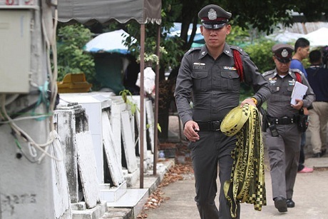 Thống chế không quân Thái Lan bị nghi tự sát trong chùa - 2 Cảnh sát Thái Lan gần nơi phát hiện thi thể ông Prayad. (Ảnh: