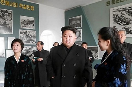 Ông Kim Jong-un: Mỹ phải trả "món nợ máu" với người Triều Tiên - 1 Ông Kim Jong-un trong chuyến thăm bảo tàng. (Ảnh: