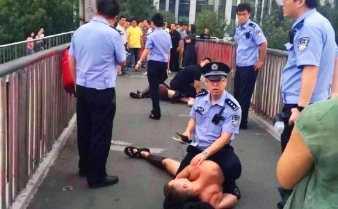 Cảnh sát Trung Quốc dẹp 300 "chiến binh Sparta" - 2 Cảnh sát Bắc Kinh trấn áp 2 “chiến binh Sparta”. (Ảnh: