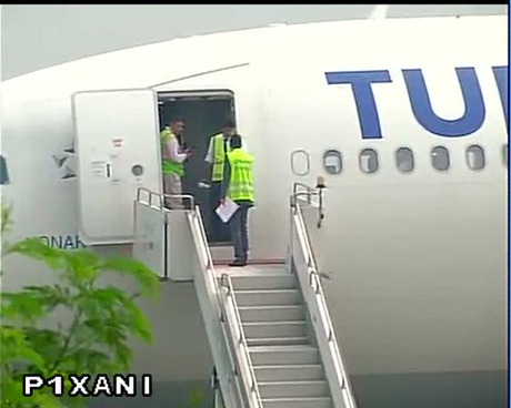 Các nhân viên sân bay rà soát chiếc phi cơ TK0065. (Ảnh: